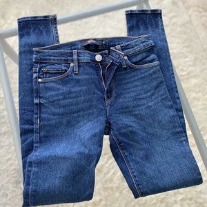 Women's dark wash skinny jeans. New without tags. Size 25